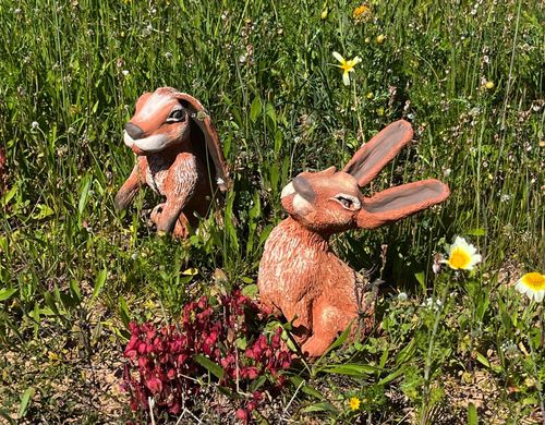 Keramik-Hasenfiguren im Garten, Handwerk Lanzarote