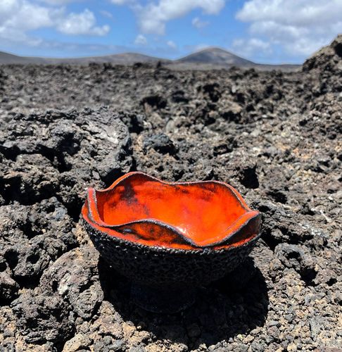 Vulkanschale aus Keramik in Lava-Landschaft Lanzarote