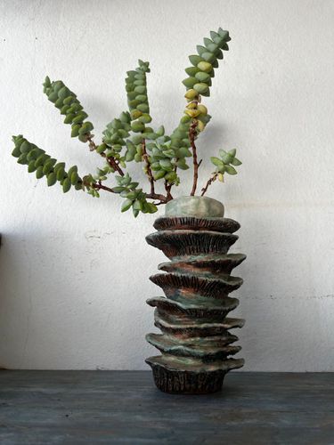 Gerippte Keramikvase mit Pflanze, Handwerk Lanzarote