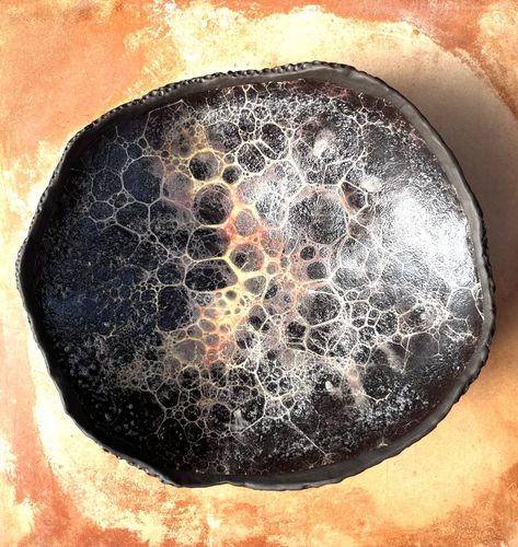 Dunkle Keramikschale mit Vulkanstruktur, Lanzarote