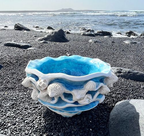 Blaue Keramikschale am Meer, Töpferkunst Lanzarote